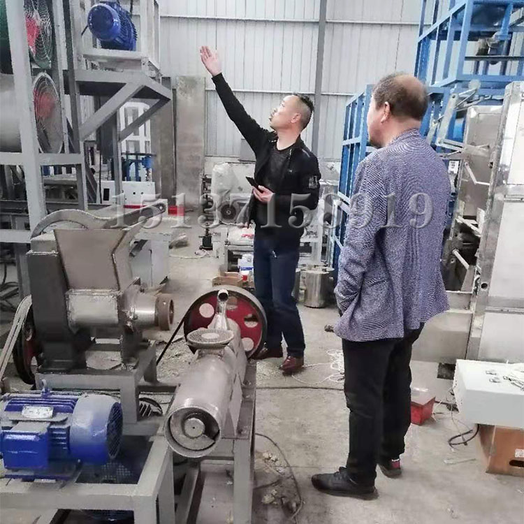 客戶(hù)到生產(chǎn)車(chē)間考察全自動(dòng)米線(xiàn)機(jī)